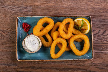 Hizmet limon sos ile kalamar halkaları