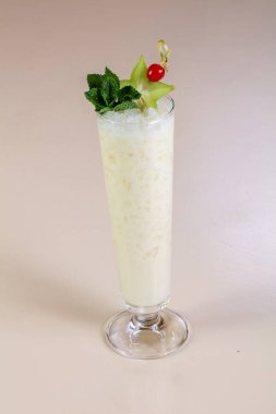 Pina colada Hindistan cevizi kokteyl nane ile