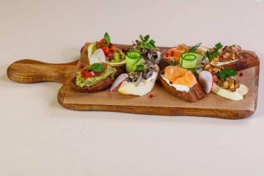 Balık ve sebze ile İspanyol bruschetta karıştırın