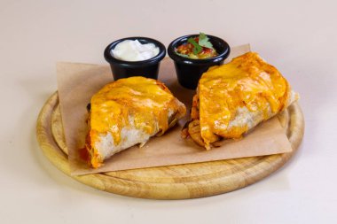 İki soslu tavuklu böreği