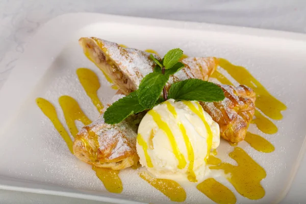 Apple strudel dondurma ile