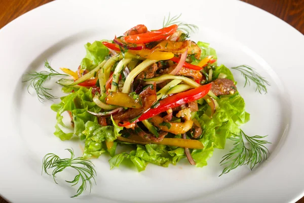 Beyaz tabak sıcak biftek salata