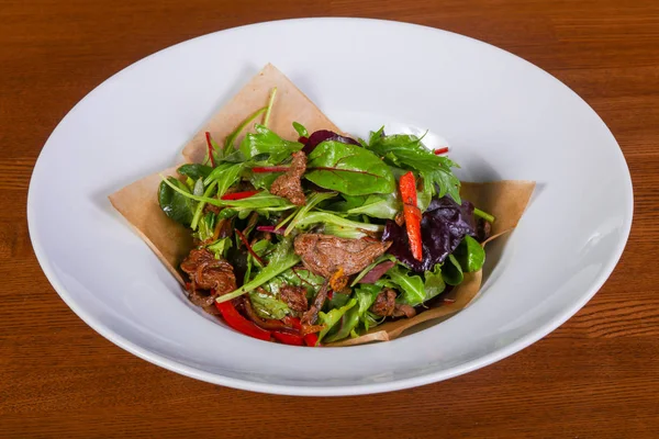 Biftek salata otlar ve baharatlar ile