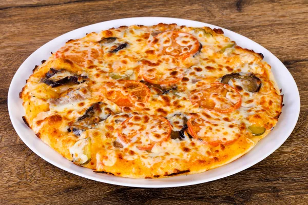 Patlıcan ve peynirli pizza