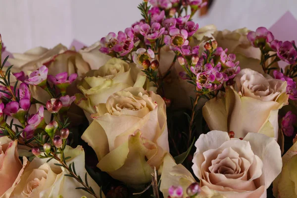新鲜玫瑰花束和其它花 — 图库照片