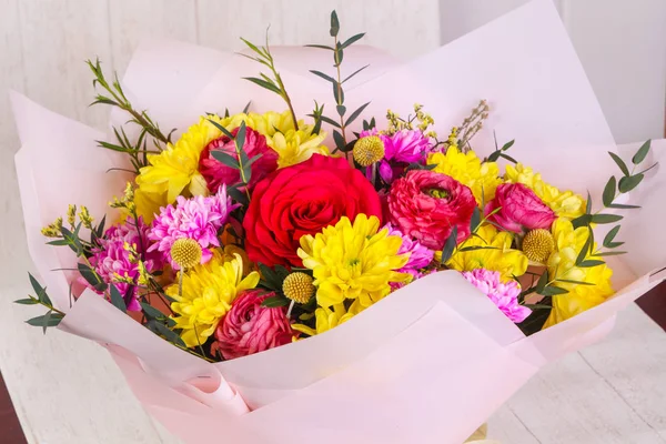 Çeşitli çiçek ile romantik buket