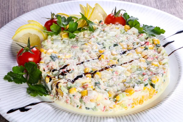 Limon ve kiraz domates surimi Yengeç Salatası hizmet