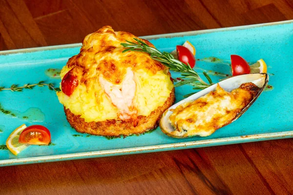 Balık göğsü ile karides ve midye