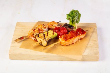 Somon, karides ve sebze şiş