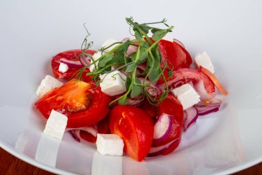 peynir ile lezzetli sebze salatası