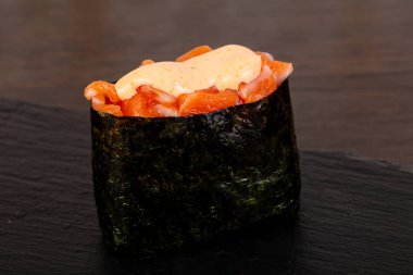 Lezzetli kırmızı balık suşi sos ile