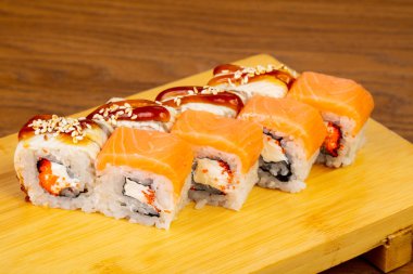 Philadelphia ve yılan balığı rulo lezzetli düet