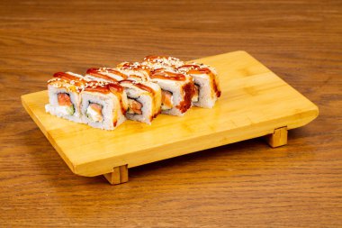 Susam ve peynir ile lezzetli yılan balığı rulo