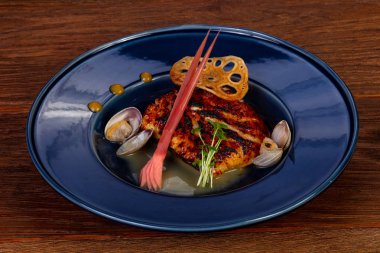 Kızarmış morina balığı tarak ve sos ile