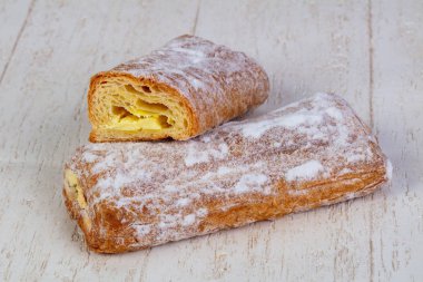Reçel dolum ile lezzetli puf böreği strudel
