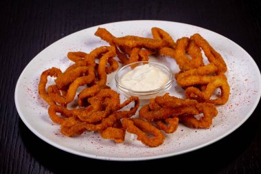 Lezzetli derin kızarmış kalamar halkaları