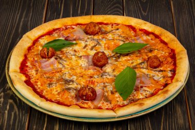 Pastırma ve et topu ile pizza