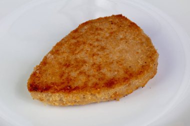 Kavrulmuş balık tabak içinde pirzola