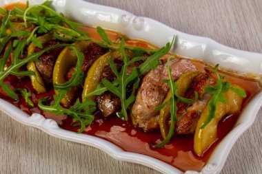 Ördek göğsü armut ve rucola ile