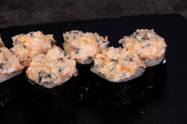 Yengeç eti ile Japon rulo