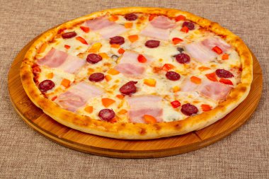 Pizza jambon, peynir ve sosis