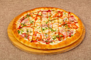 Jambon, peynir ve tavuk pizza