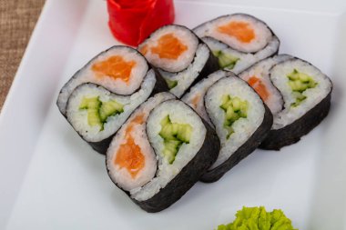 Japon soğuk geleneksel somon roll