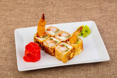 Karides ile Japon geleneksel rulo