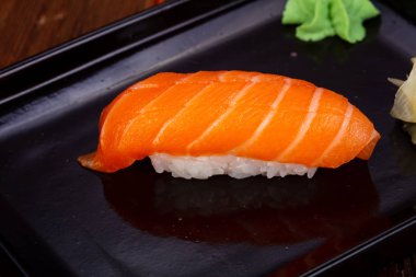 Geleneksel Japon Suşi somon ile