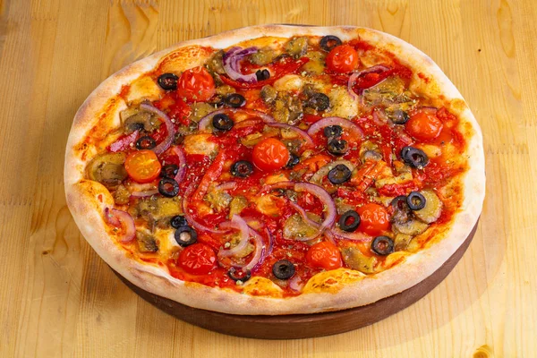 Mantar ve ahşap arka plan üzerinde domates Pizza