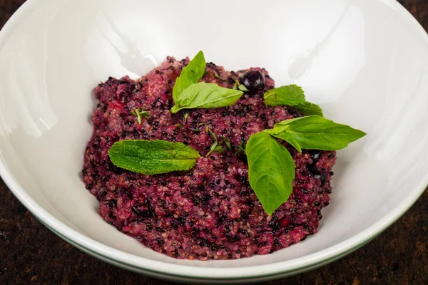 Kuş üzümü ile lezzetli quinoa yulaf lapası