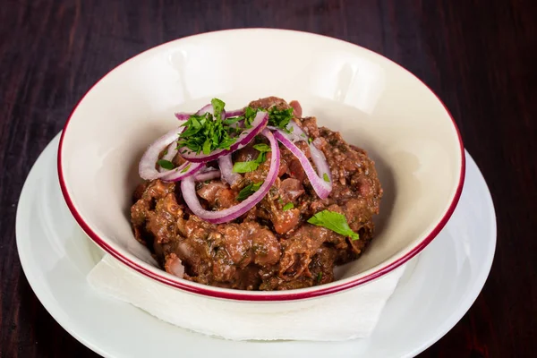 Çekti domuz soğan ve otlar ile