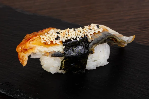 Lezzetli susam suşi algler tarafından bağlı