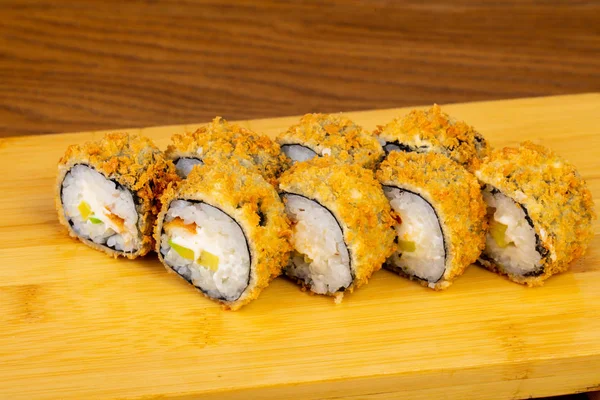 Lezzetli kızarmış tempura yılan balığı ile rulo