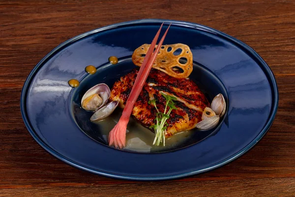 Kızarmış morina balığı tarak ve sos ile