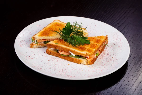 Lezzetli kızarmış sandviç somon ile 