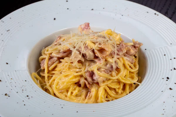 Lezzetli peynir carbonara jambon ile