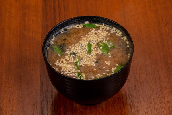 Sesam tohumları ile Japon Miso çorbası