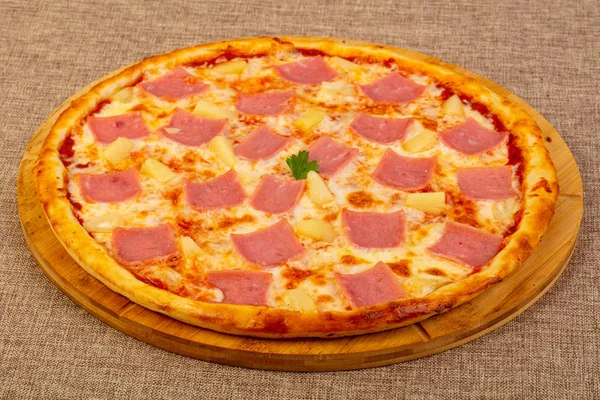Jambon, ananas ve peynirli pizza
