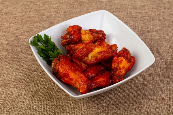 Izgara tavuk kanadı maydanoz hizmet