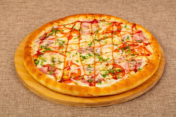 Jambon, peynir ve tavuk pizza