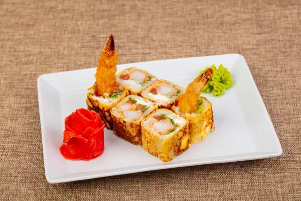 Karides ile Japon geleneksel rulo