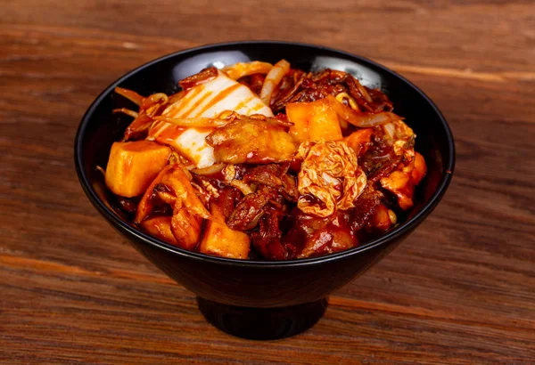 Kimchi sığır eti ve sos ile