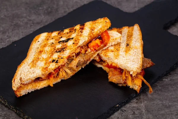 Smörgås Med Nötkött Och Tomater — Stockfoto