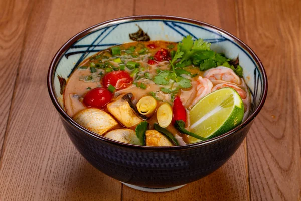 Thai Tom Yam Suppe Med Rejer - Stock-foto