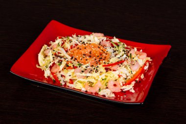 Somon ve karides salatası sesam tohum hizmet