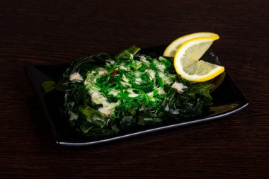 Chukka ve sesam tohumları ile salata