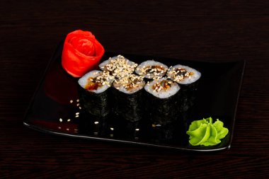 Yılan balığı ile Japon geleneksel rulo