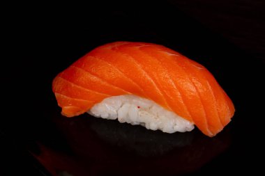 Japon soğuk suşi somon ile