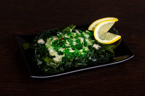 Chukka ve sesam tohumları ile salata